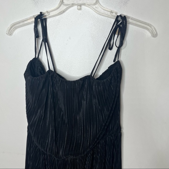 COLLECTIVE CONCEPTS Janice Pleated Jumpsuit - Picture 3 of 8